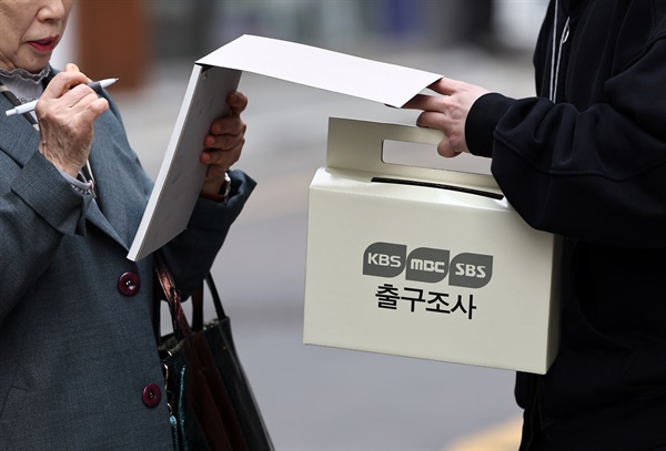 제22대 국회의원선거일인 4월 10일 오전 서울 서초구 고도일병원 제2별관에 마련된 반포1동 제4투표소에서 방송사 원들이 투표를 마친 유권자를 대상으로 를 하고 있다.

