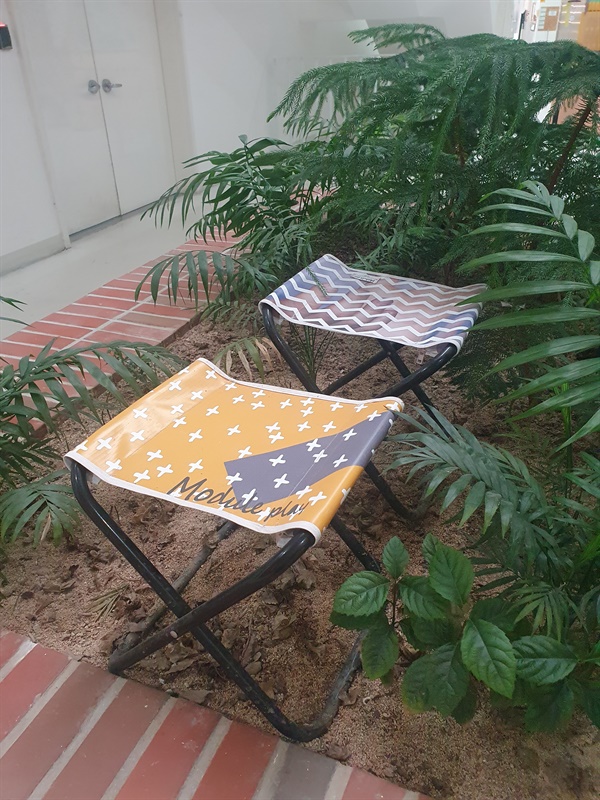 버려진 배너 천에 아이디어를 더해 산뜻한 캠핑 의자를 만들었다.  