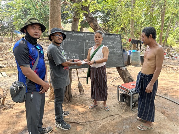 미얀마 피란민 돕기 구호 물품 전달.