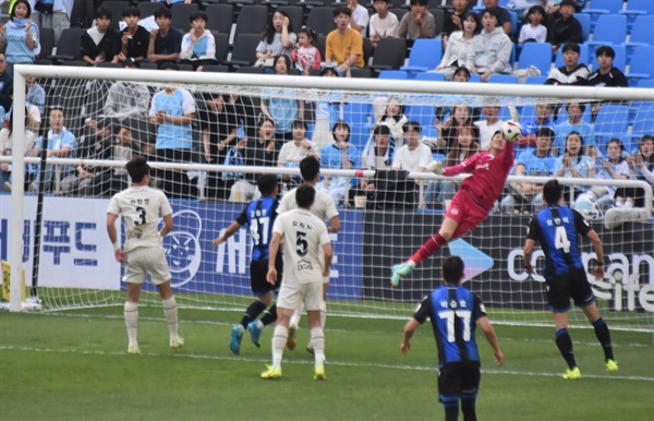  22분, 인천 유나이티드 FC 무고서의 프리킥 헤더슛이 대구 FC 크로스바에 맞고 떨어지는 순간 인천 유나이티드 수비수 김동민(47번, 왼쪽에서 두 번째)이 달려들고 있다.