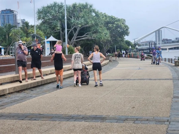 브리즈번 강가를 산책하는 시민들. 여유가 느껴진다.