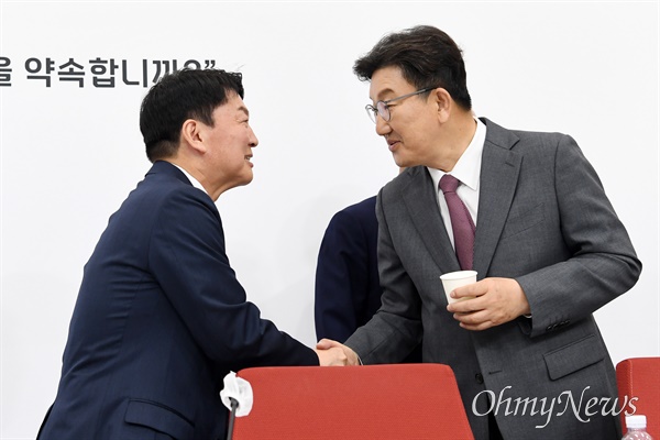 안철수 국민의힘 의원(왼쪽)과 권성동 의원이 15일 오전 서울 여의도 국회에서 열린 4선 이상 국회의원 당선인 간담회에서 인사를 나누고 있다.