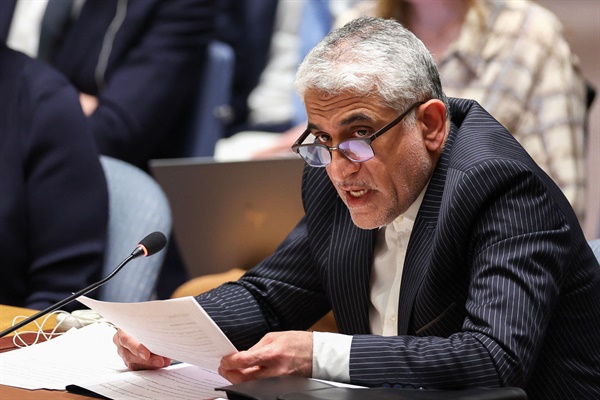 사이드 이라바니 유엔 주재 이란대사가 14일(현지시간) 미국 뉴욕 유엔본부에서 열린 안전보장이사회(안보리) 긴급회의에서 발언하고 있다. 이날 이라바니 대사는 "이란의 작전은 전적으로 이란 고유의 자위권을 행사하기 위한 것"이라고 말했다. 2024.04.15