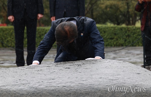 조국 조국혁신당 대표가 총선 당선자들과 함께 15일 오후 김해 봉하마을을 찾아 고 노무현 대통령 묘소를 참배했다,