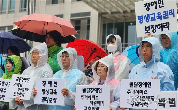 대전장애인차별철폐연대는 15일 대전시청 북문 앞에서 기자회견을 열어 '2024대전장애인차별철폐 정책 요구안'을 발표했다.