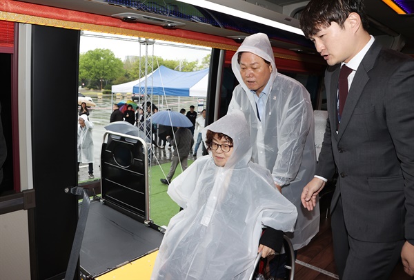 15일 오전 경남도청 중앙현관 앞마당에서 열린 ‘장애인 세상보기 버스 첫 운행 기념식’