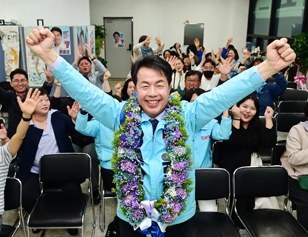 제22대 국회의원 선거 울산 북구 진보당 윤종오 후보가 지난 10일 오후 자신의 선거사무소에서 당선이 확실시되자 꽃목걸이를 목에 걸고 환호하고 있다. 