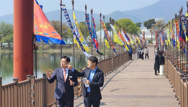 경기 양평군이 남북한강이 만나는 두물머리와 연꽃정원으로 알려진 세미원 사이를 가로지르는 배다리를 개통했다고 15일 밝혔다.