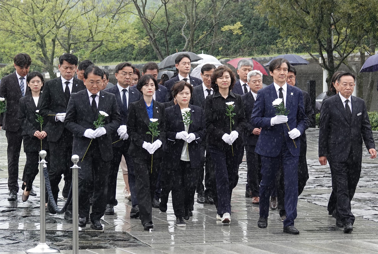 조국혁신당 조국 대표와 국회의원 비례대표 당선자들이 15일 오후 김해시 진영읍 봉하마을을 찾아 고 노무현 전 대통령 묘역에 참배하고 있다.