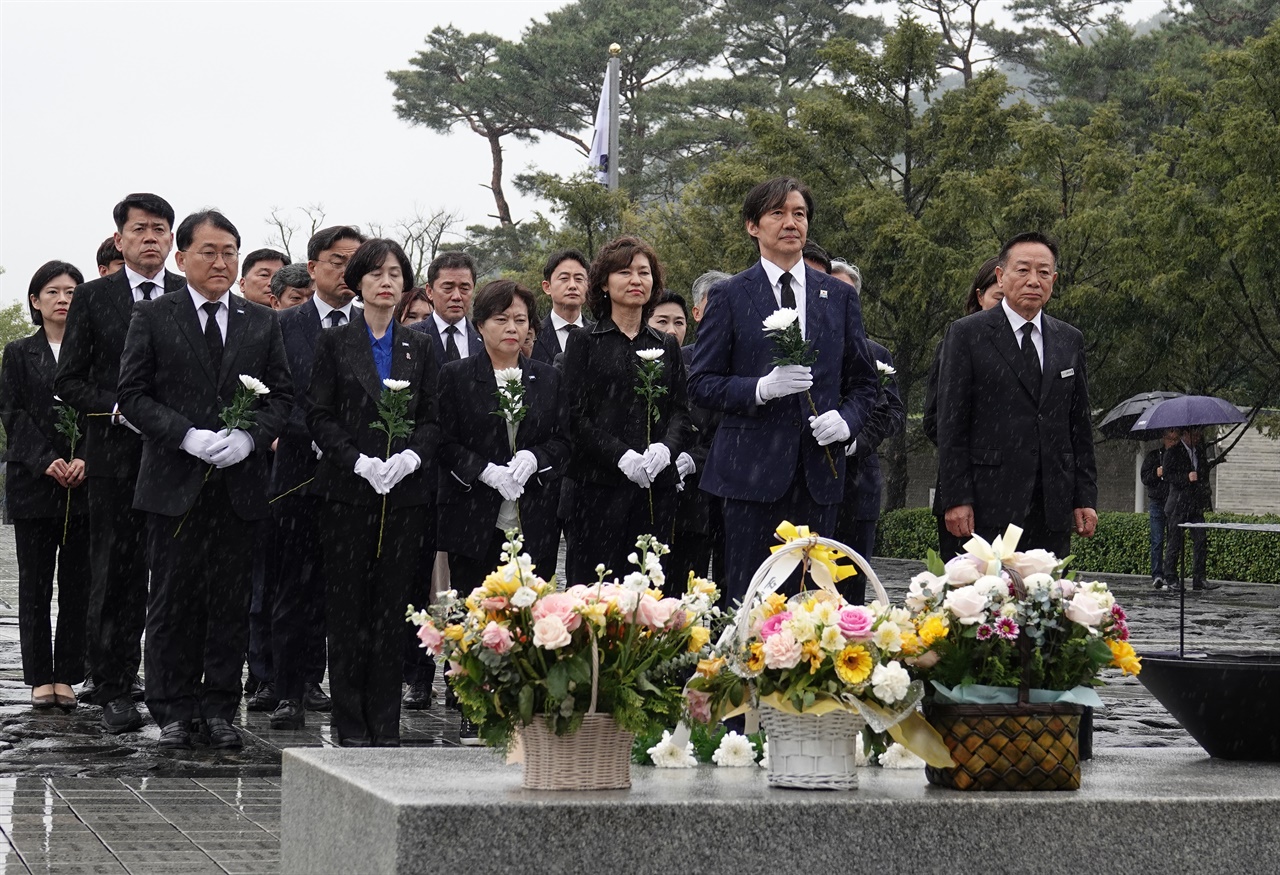 조국혁신당 조국 대표와 국회의원 비례대표 당선자들이 15일 오후 김해시 진영읍 봉하마을을 찾아 고 노무현 전 대통령 묘역에 참배하고 있다.