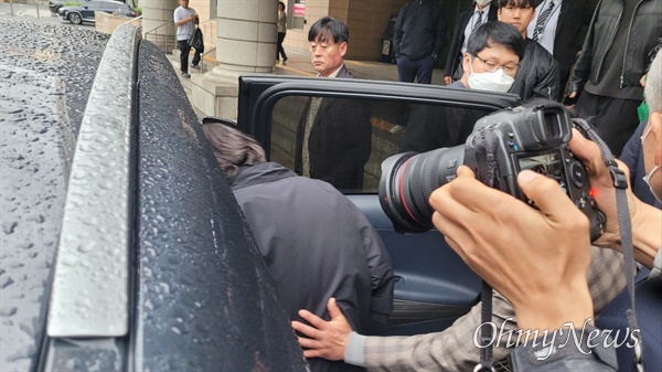 박희영 용산구청장이 15일 서울서부지방법원에서 이태원 참사 관련 자신의 업무상과실치사 사건 공판이 종료된 뒤 차를 타고 빠져나가고 있다.