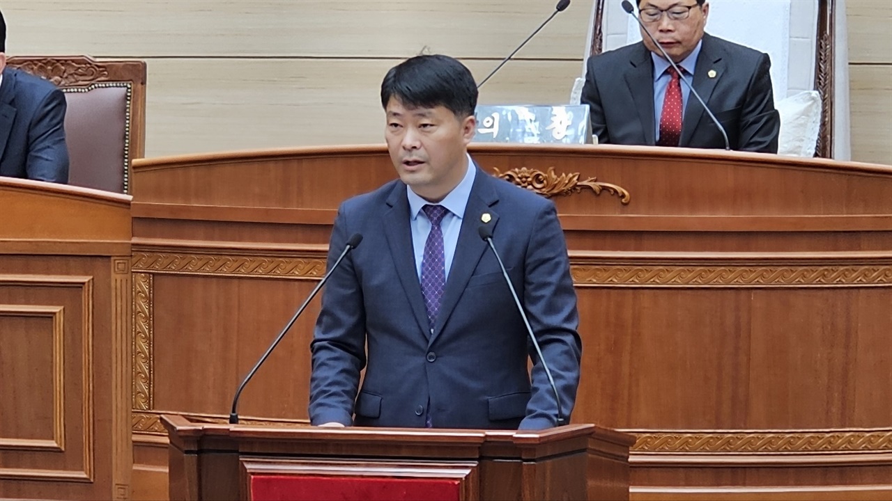 김재관 의원이 제1차 본회의에서 '낙후된 대천5동 도시계획도로 확충'과 관련하여 5분 발언을 하고 있다.