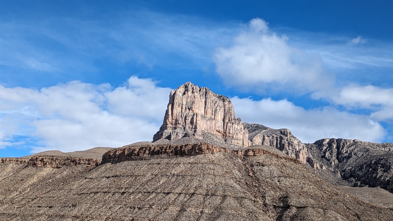 엘캐피탄(El Capitan)이라 불리는 과달루페산맥 국립공원의 상징 자동차를 타고 과달루페산맥 국립공원을 지나 남쪽으로 약 10km를 가면 만날 수 있는 위풍당당한 엘캐피탄(El Capitan)은 우리 말로 장군바위다. 
