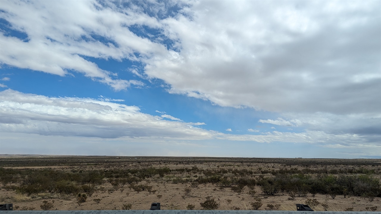 뉴멕시코주의 허허벌판 뉴멕시코주에서 텍사스주로 주 경계를 넘으면서 창밖을 보면사방팔방 아무것도 없는 메마른 평야만 보인다.