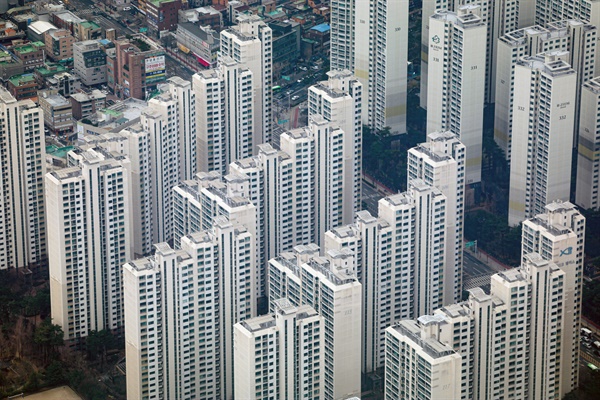 19일 국토교통부가 공개한 전국 공동주택(아파트·다세대·연립주택) 공시가격을 보면 올해 서울 공시가격은 3.25% 올랐다. 25개 구 중 7개 구는 떨어졌고, 18개 구 공시가격은 상승했다. 가장 많이 오른 구는 송파구로 10.09% 상승했다.