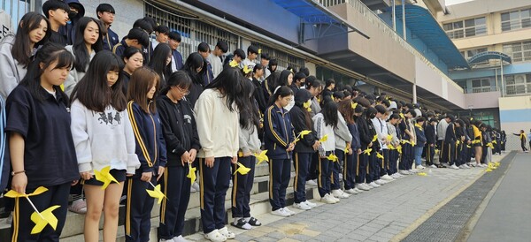 세월호 희생자를 위해 묵념하는 학생들. © 교육언론[창]
