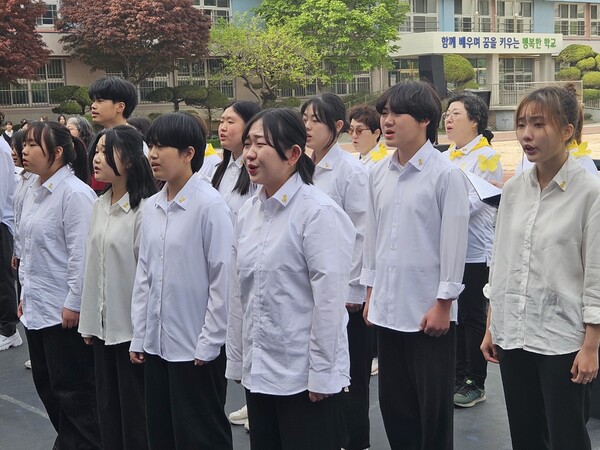 뮤지컬 공연 중 울먹이는 학생들. ©교육언론[창]
