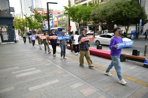 일본 핵오염수 바다 방류 반대를 외치며 대구 동성로를 행진하고 있다. 