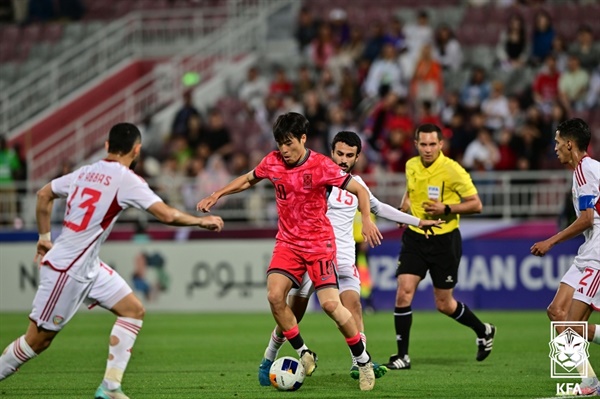  17일(한국시간) 카타르 도하의 압둘라 빈 칼리파 스타디움에서 열린 2024 아시아축구연맹(AFC) U-23 아시안컵 B조 1차전 대한민국과 UAE의 경기에서 한국 홍윤상이 드리블하고 있다.