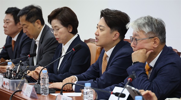 개혁신당 이준석 대표가 17일 국회에서 최고위원회의를 하고 있다.