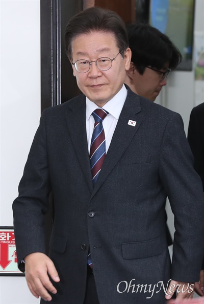 이재명 더불어민주당 대표가 17일 오전 서울 여의도 국회에서 열린 최고위원회의에 참석하고 있다.
