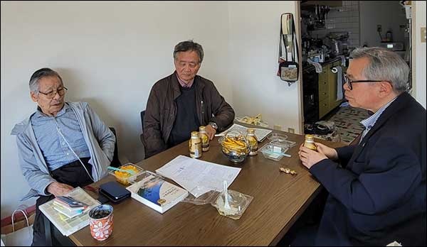 김예곤 선생을 함께 만난 분들(김예곤 선생, 가와세 슌지, 김길호 작가) -왼쪽부터 시계방향