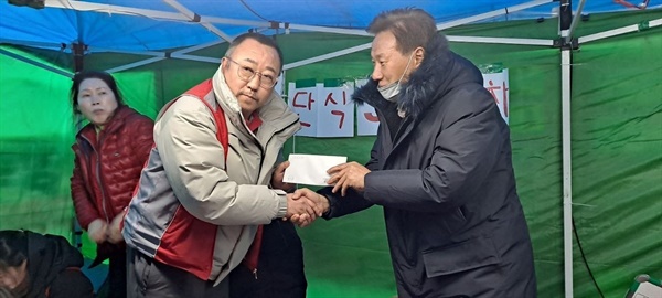 2022년 1월 16일 강북구청 앞에서 파업투쟁하고 있는 강북구도시관리공단 지지방문에 나선 김강순(오른쪽)