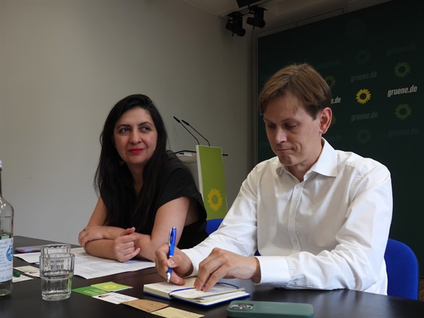 독일 녹색당 부대표들. 왼쪽이 페가 에달라시안(Pegah Edalatian), 오른쪽은 하이코 크노프(Heiko Knopf)