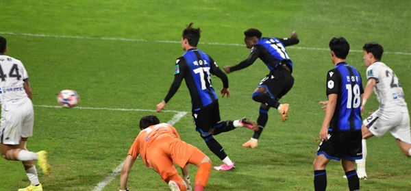  76분, 인천 유나이티드 FC 제르소가 오른발 슛을 빈 골문에 차 넣었지만 오프 사이드 깃발이 올라갔다.
