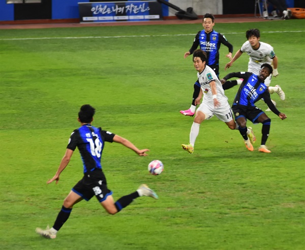  61분, 인천 유나이티드 FC 제르소가 천성훈(왼쪽 아래)에게 결승골을 어시스트하는 순간