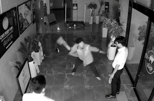 지난해 9월 13일 밤 11시경 순창읍내 순정축협 한우명품관에서 ㄱ조합장이 신발을 벗어 직원을 폭행하는 모습. CCTV 화면 갈무리.