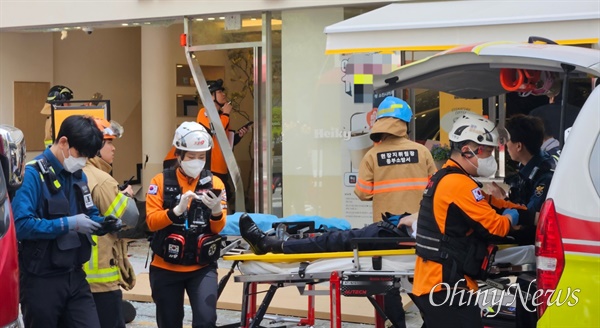 18일 낮 12시10분께 광주광역시 동구 대인동 한 상가에 승용차가 돌진, 운전자와 시민 등 8명이 중경상을 당했다. 119구급대가 환자를 이송하고 있다.