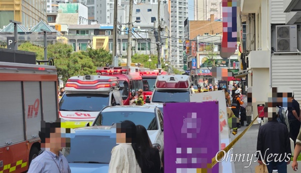 18일 낮 12시10분께 광주광역시 동구 대인동 한 상가에 승용차가 돌진, 운전자와 시민 등 8명이 중경상을 당했다. 소방당국이 사고 현장을 수습하고 있다.