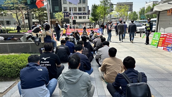 화섬식품노조 락앤락지회가 18일 오전 서울 락앤락 본사 앞에서 구조조정에 반대 및 노동탄압 중단을 촉구하는 결의대회를 진행했다