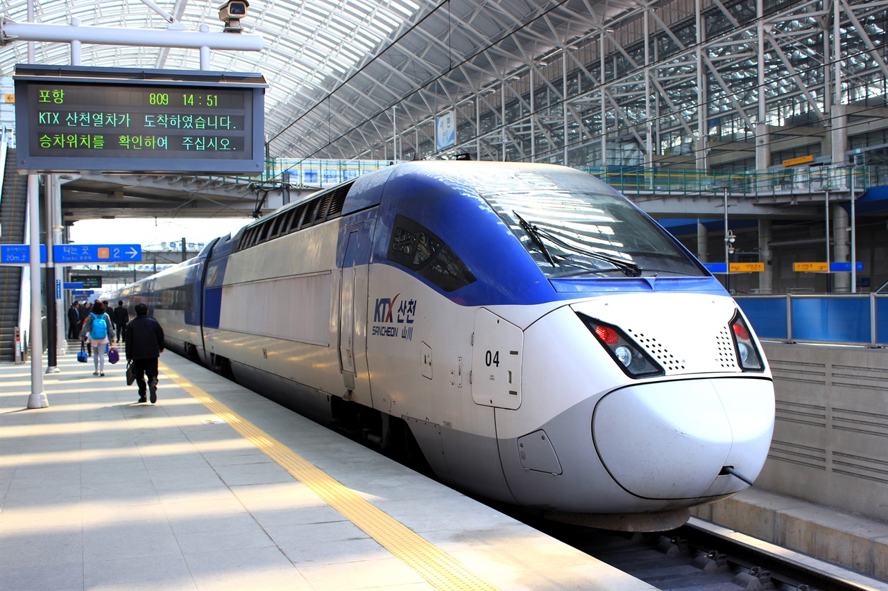 한국 기술로 개발 및 생산한 첫 번째 고속열차인 KTX-산천의 모습.