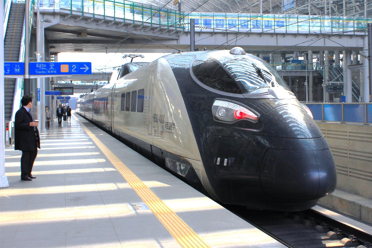 한국에서는 처음으로 지상에서 시속 400km를 돌파한 열차, 'HEMU-430x'가 시험 운행 도중 광명역에 진입하고 있다.