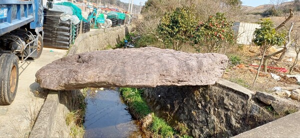 완도읍 망석리 수로에 걸쳐 있는 고인돌로 추정되는 바윗돌. 이것이 완도군 고대해양사 인식부족의 현실이다.