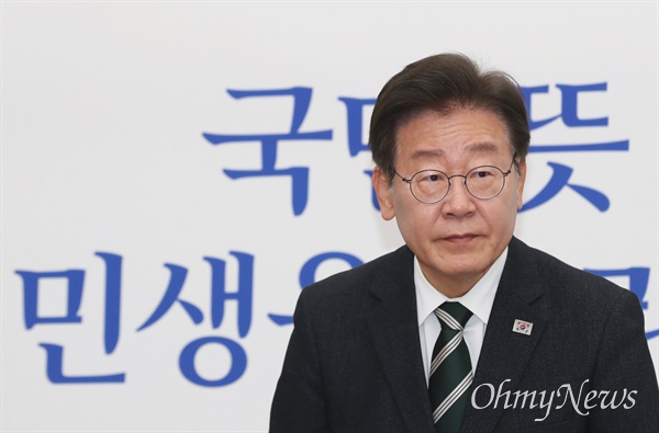 이재명 더불어민주당 대표가 19일 오전 서울 여의도 국회에서 열린 최고위원회의에 참석하고 있다.