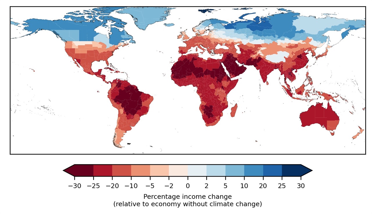 기후위기에 따른 국가별 소득 변화를 색깔로 시각화한 지도다. 붉은색으로 칠해진 국가는 2050년 내에 소득 감소가 나타날 것으로 예상되며 색깔이 짙을수록 소득 감소가 크다.