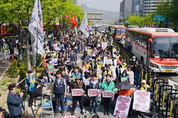400여명의 시민들이 금일(4.19)에 열리는 제322회 서울특별시의회 임시회에 앞서 오세훈 서울시와 서울시의회의 폭거를 막기위해 모였다.