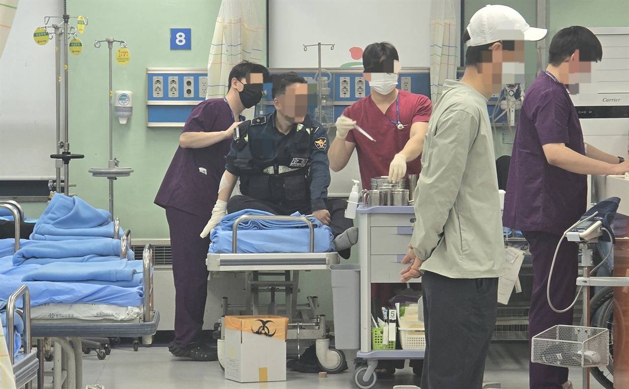 19일 오후 괴한에게 흉기로 공격 받은 경찰관들이 광주광역시 남구 한 병원에서 치료 받고 있다.