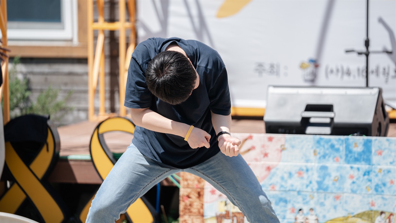 세월호 의인 김동수님이 세월호 참사당시 승객들을 구조하는 장면을 마임으로 연기하고 있는 동백작은학교 학생