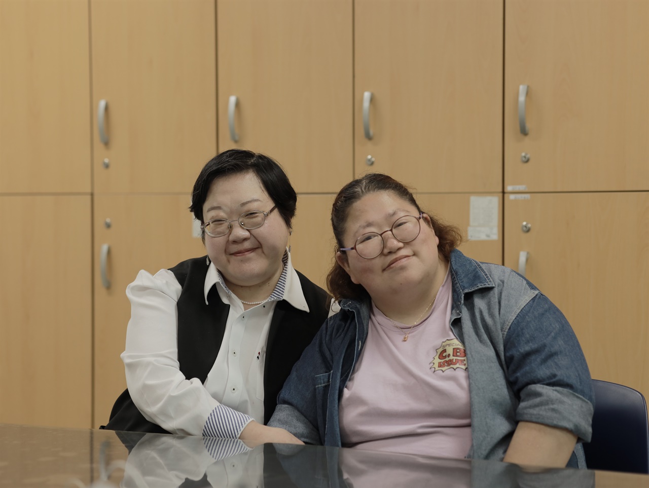 왼쪽부터 백지선(52세), 유재록(36세). 문화예술직무를 수행하는 과천시장애인복지관 직업적응훈련실에서 이야기를 나눴다. 