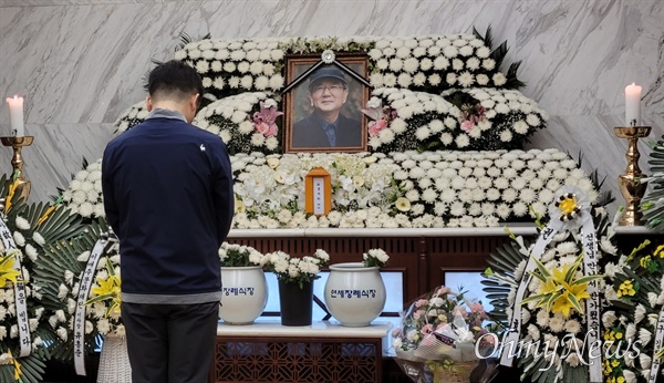 20일 오후 서울 서대문구 신촌세브란스 장례식장에서 한 시민이 18일 타계한 고 홍세화 장발장 은행장을 조문하고 있다.