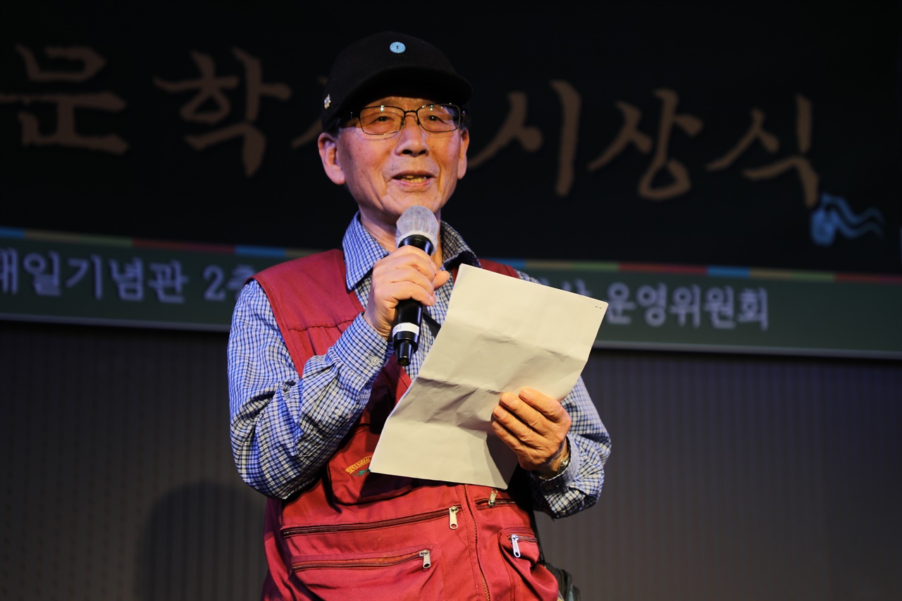 7. 소년 빨치산 김영승 선생님이 축사를 하고 있다.