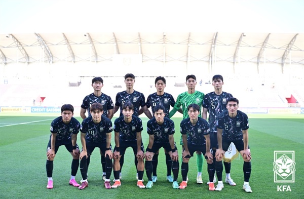  한국 U23 축구 대표팀이 지난 아시안컵 중국전에 앞서 기념촬영을 하는 모습