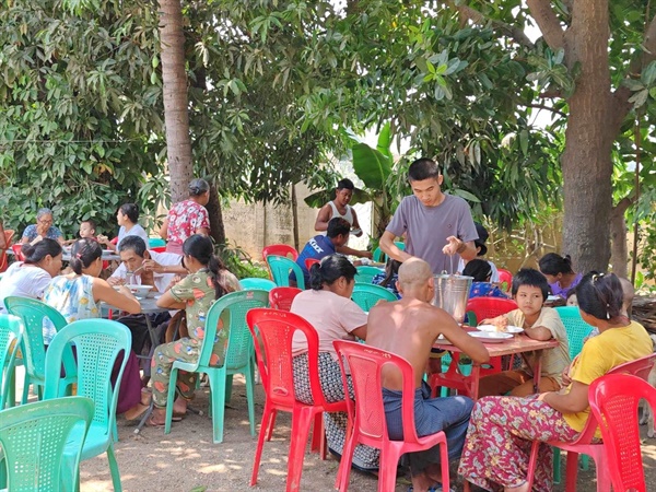  미얀마 마궤이주 사린지시 피란민한테 식사 제공.