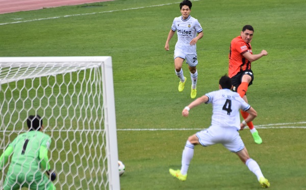  전반 추가 시간 1분 48초, 강원 FC 야고가 양민혁의 도움을 받아 왼발로 두 번째 골을 터뜨리는 순간