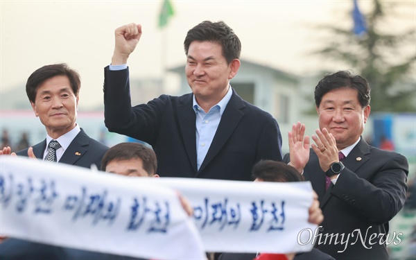 4월 19일 밀양에서 열린 경남도민체육대회 개막 행사에 참석한 김태호 의원.