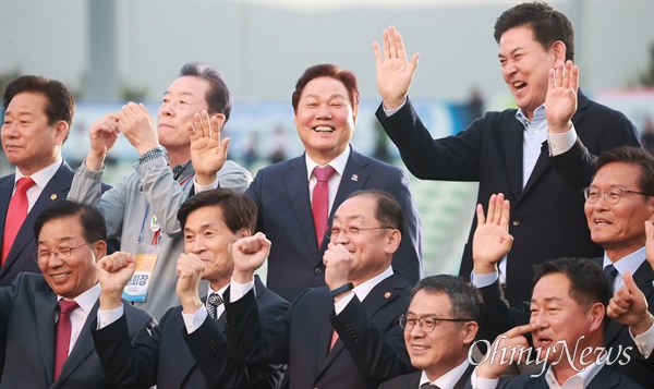 4월 19일 밀양에서 열린 경남도민체육대회 개막 행사에 참석한 김태호 의원과 박완수 도지사.